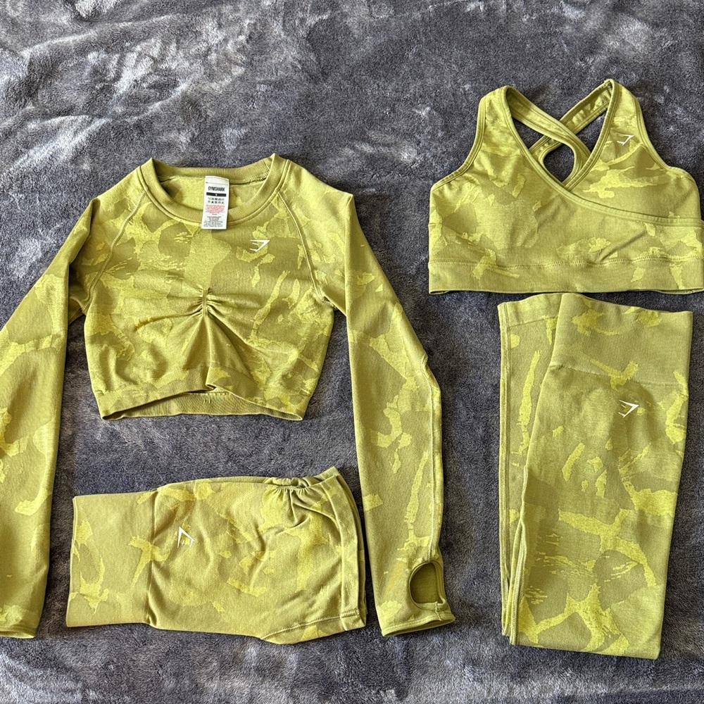 Gymshark Adapt Camo 4 piece set EUC